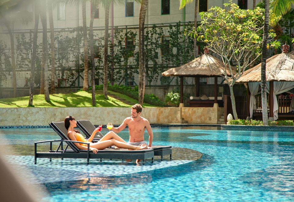 활기 넘치는 꾸따 비치