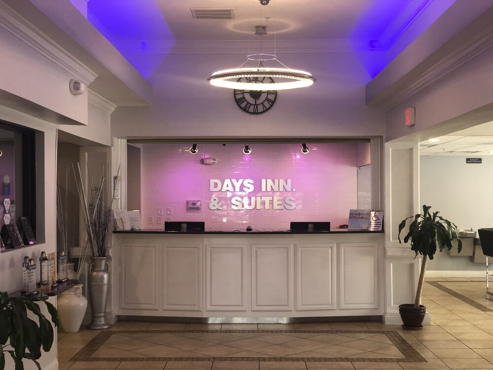 Days Inn & Suites by Wyndham Lakeland