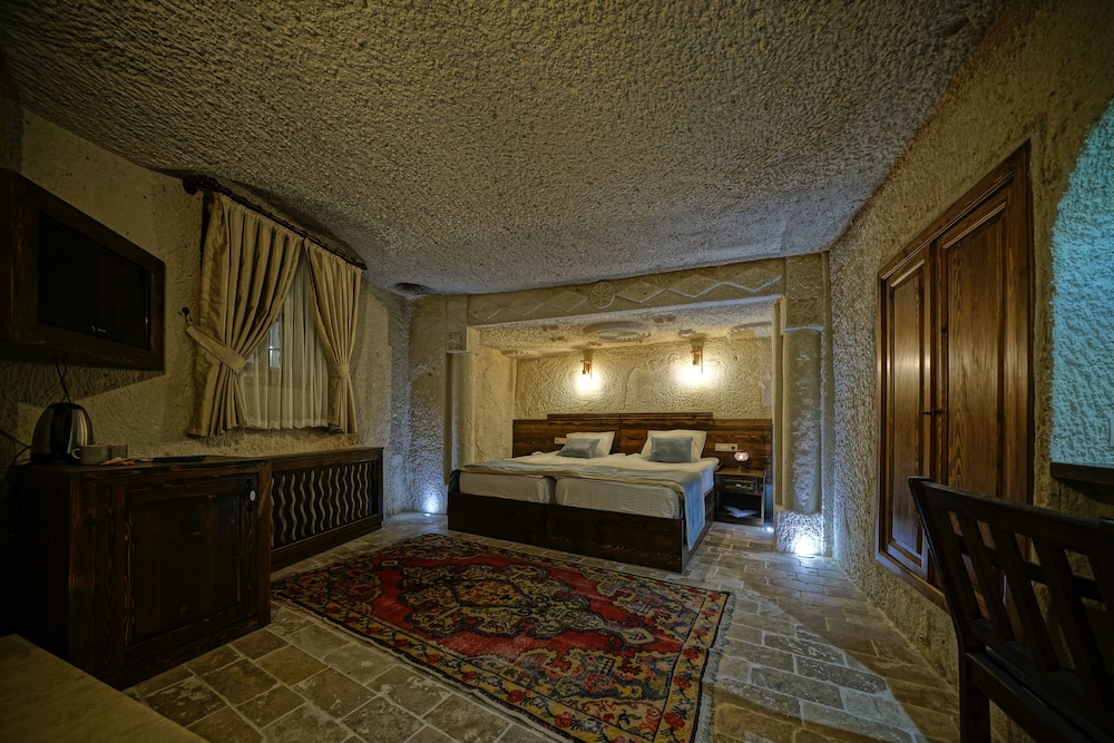 Castle Cave Hotel