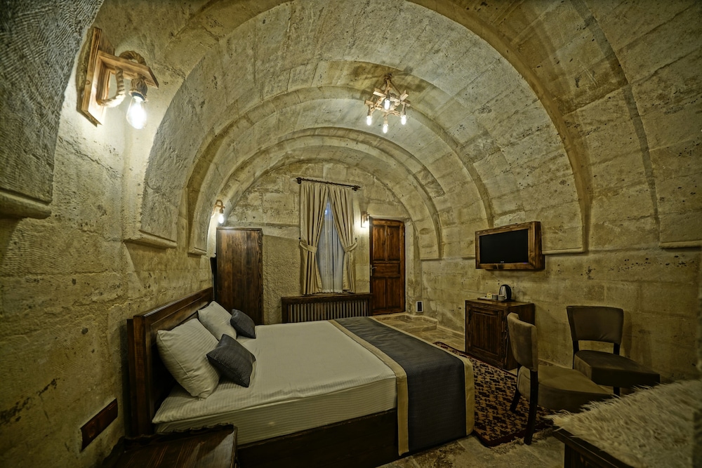 Castle Cave Hotel