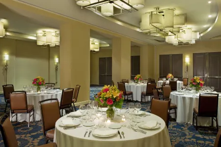 Sheraton Brooklyn New York Отели рядом с достопримечательностью «Кладбище Грин-Вуд»