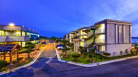 Muan Long Beach Resort
