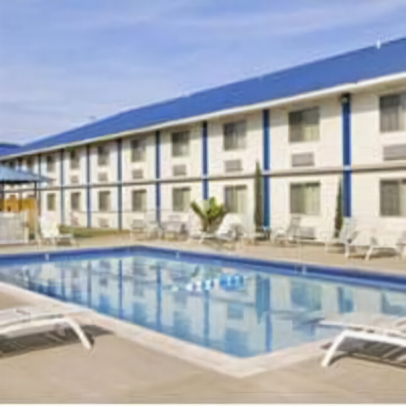 Days Inn & Suites by Wyndham Laredo