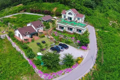 Pension on the Sea Shore in the Bosom Department (Byeonsanbando)