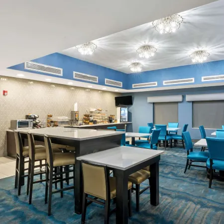 La Quinta Inn & Suites by Wyndham Phoenix I-10 West