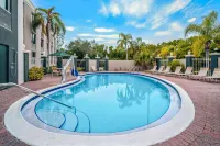 La Quinta Inn & Suites by Wyndham Naples Downtown - Beach