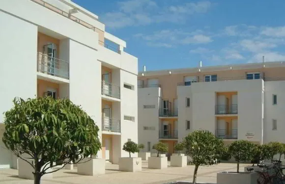 塞祖爾阿菲爾拉羅歇爾米尼姆酒店