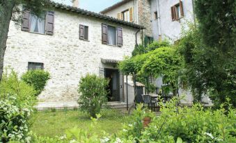 Charming Holiday Home with Large Garden in Bevagna