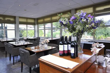 Fletcher Hotel Restaurant Victoria-Hoenderloo Отели рядом с достопримечательностью «Jachthuis St. Hubertus»