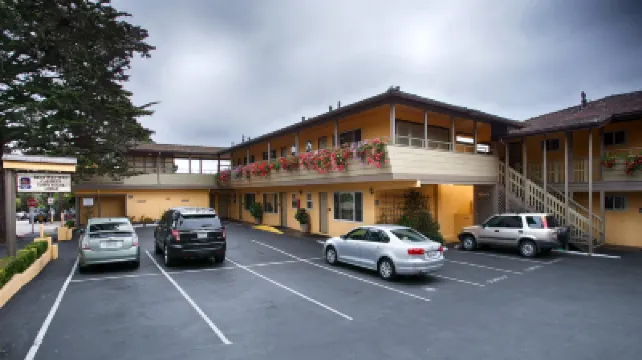 Best Western Carmels Town House Lodge カーメル・プラザ周辺のホテル