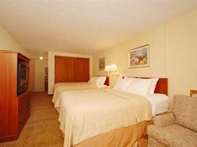 Howard Johnson by Wyndham Waukegan Great Lakes