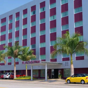 Hotel Plaza Diana โรงแรมใกล้รูปปั้น Glorieta de la Minerva