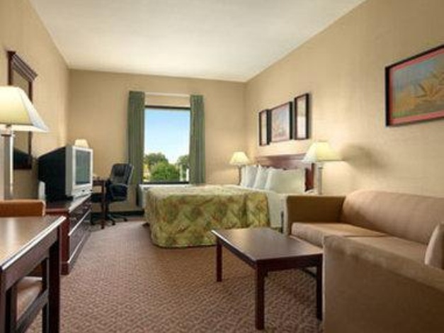 Days Inn & Suites by Wyndham Lakeland