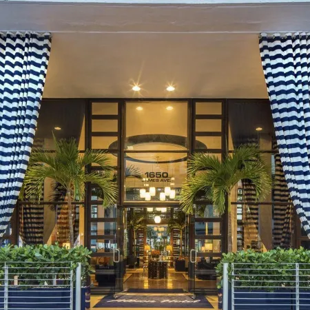 Albion Hotel Отели рядом с достопримечательностью «Новый Мир Симфонии»
