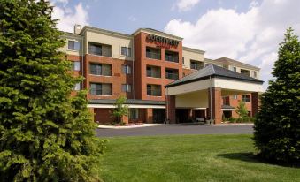 a courtyard by marriott hotel with a large sign on the side of the building at Courtyard Akron Stow