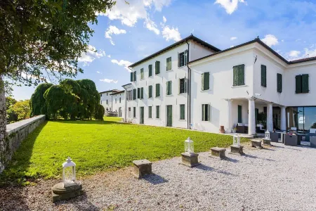 Hotel Villa Policreti Отели в г. Маниаго