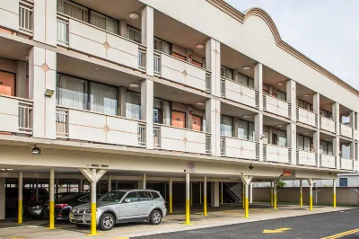 Super 8 by Wyndham Meadowlands Hotels in Carlstadt