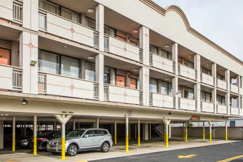 Super 8 by Wyndham Meadowlands Hotels in Carlstadt