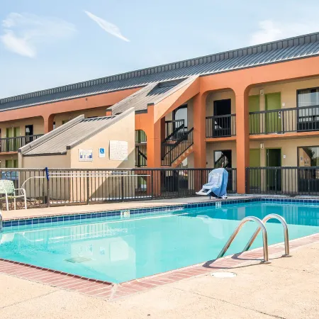 Econo Lodge Inn and Suites - Jackson