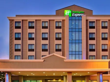 Holiday Inn Express Los Angeles LAX Airport Отели рядом с достопримечательностью «Университет Лойола Мэримаунт»