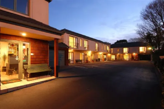 Courtesy Court Motel Hotels near Bealey Avenue