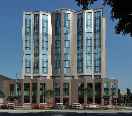 DoubleTree by Hilton Bratislava Отели рядом с достопримечательностью «Словнафт Арена»