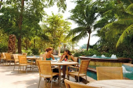 Lakeside Chalet, Mumbai - Marriott Executive Apartments Отели рядом со станцией Lokmanya Tilak Terminus