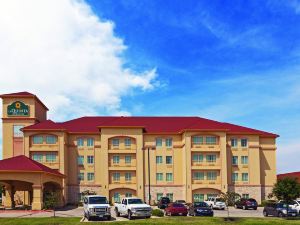 La Quinta Inn & Suites by Wyndham DFW Airport West - Bedford