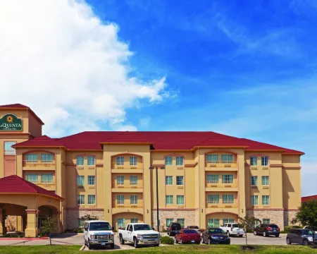 La Quinta Inn & Suites by Wyndham DFW Airport West - Bedford Hotels in Bedford