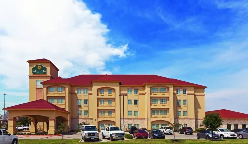 La Quinta Inn & Suites by Wyndham DFW Airport West - Bedford Hotels in Bedford