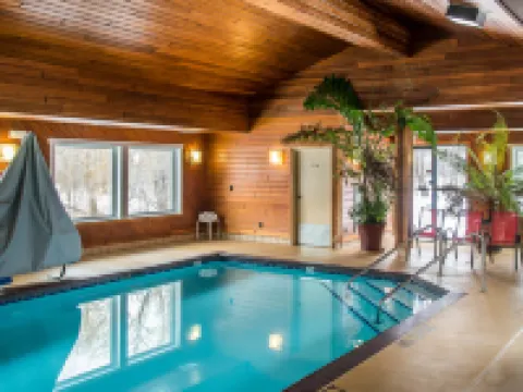 Coratel Inn & Suites by Jasper River Falls リバー・フォールズのホテル