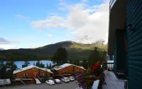 Pyramid Lake Lodge - Mountain view