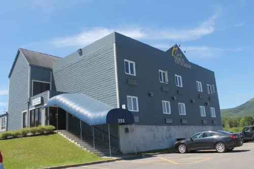 Condos Vacances Msa - Incluant Piscine et Spas extérieurs chauffés à l'Année!! Hotels in Beaupré