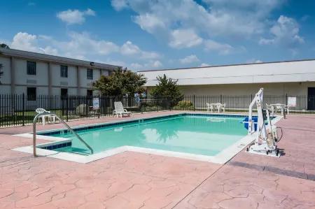 Suburban Studios Chester I-95 Отели в г. Бермуда