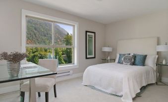 Harrison Lake View Suites