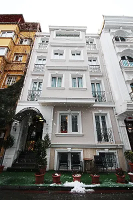 Aristocrat Hotel Hotels near İçerenköy Parkı