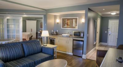 Deluxe King Suite with Sofa Bed Watkins Glen Harbor Hotel Photo
