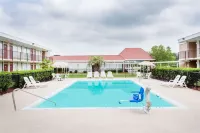 Days Inn by Wyndham Goldsboro - Pools
