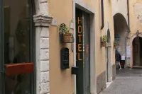 Hotel Modena Old Town Il Santuario di Montecastello周辺のホテル