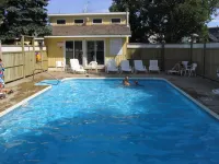 Shining Waters Country Inn - Pools