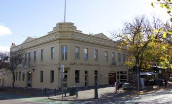 Naughtons Hotel
