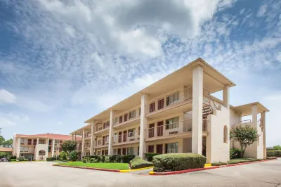 Super 8 by Wyndham Spring / the Woodlands Hotels in Montgomery County