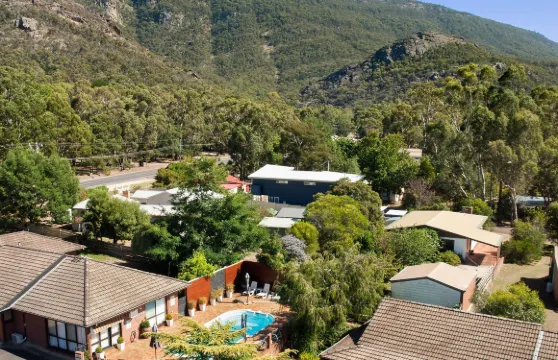 COUNTRY PLAZA 霍爾斯山谷國家廣場大廳間隙