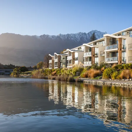 Hilton Queenstown Resort & Spa Отели рядом с достопримечательностью «Пивоварня Altitude Brewing»