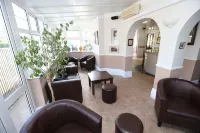 Corner House Hotel Gatwick with Bookable Holiday Parking Hotel di Horley