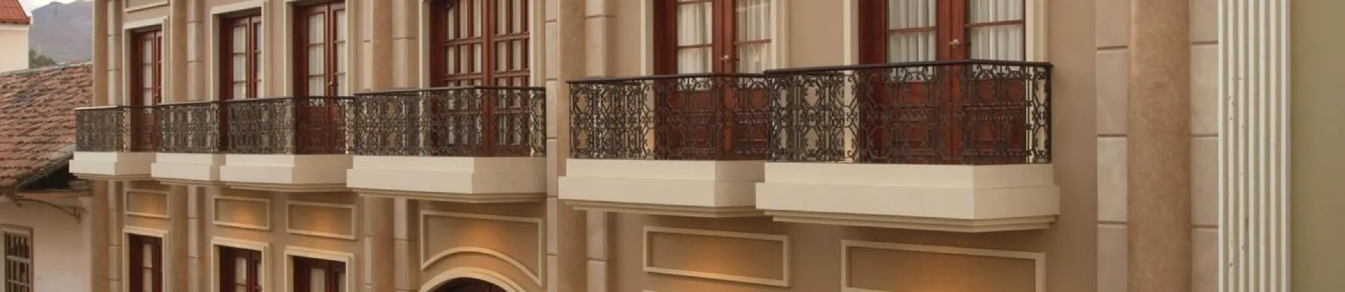 Khách sạn cao cấp