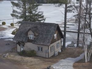 驚人景觀湖濱小屋