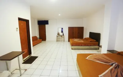 RedDoorz Near Sam Ratulangi Hôtels à : Wanea