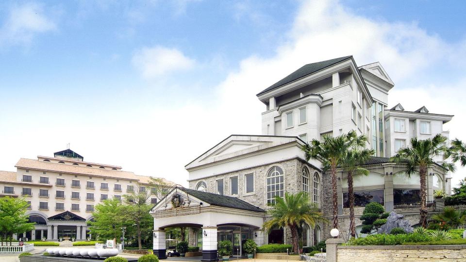 Lakeshore Hotel
