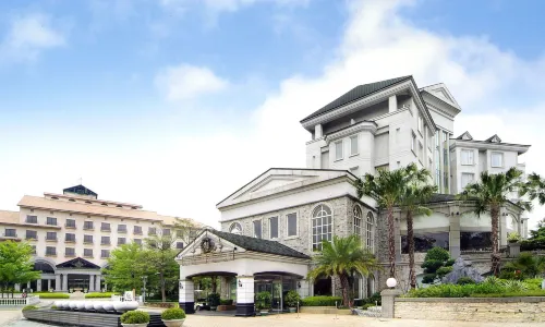 Lakeshore Hotel